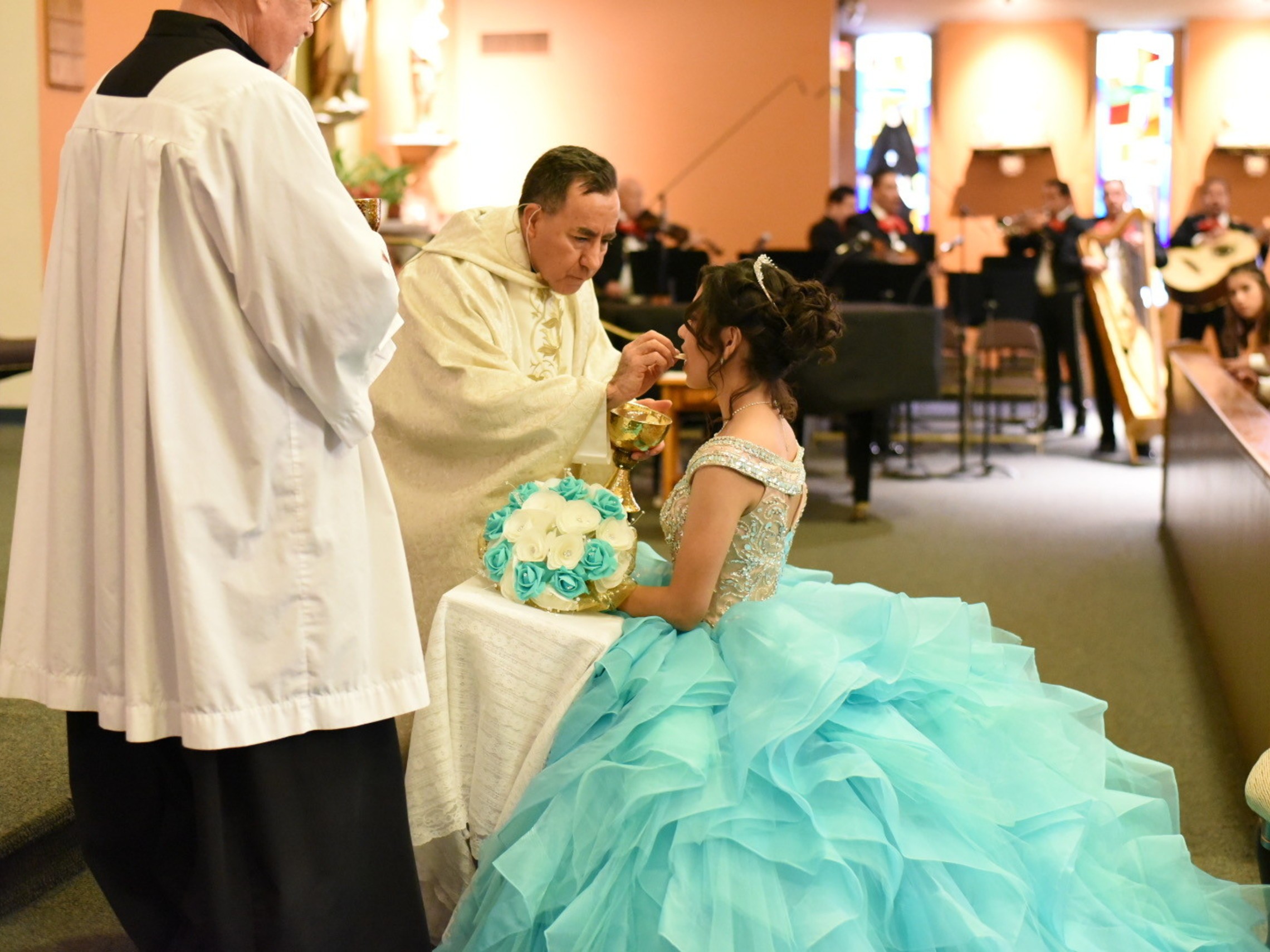 Primero quiero agradecer a Dios a la Virgencita por permitirme llegar a este día tan especial. Gracias a mi máma por averme cumplido mi sueño. Gracias a todas aqui presentes, mis padrinos, el Padre, y mis hermanos, y muchas bendiciones a todos. Quinceañera recibeindo el Cuerpo de Cristo